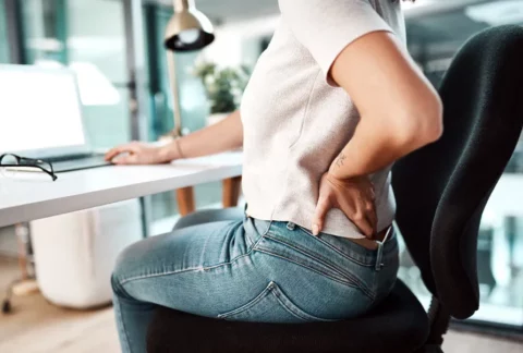 Dlaczego siedzący tryb życia niszczy kręgosłup?